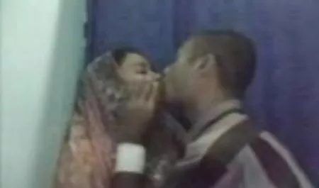 زیبا و دلفریب, لاغر, همسر, نیاز به گوش دادن فیلم کردن کون مامان به در اتاق کار